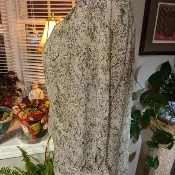 Women's Porophrase Top Sizes XL - Picture 5 of 10